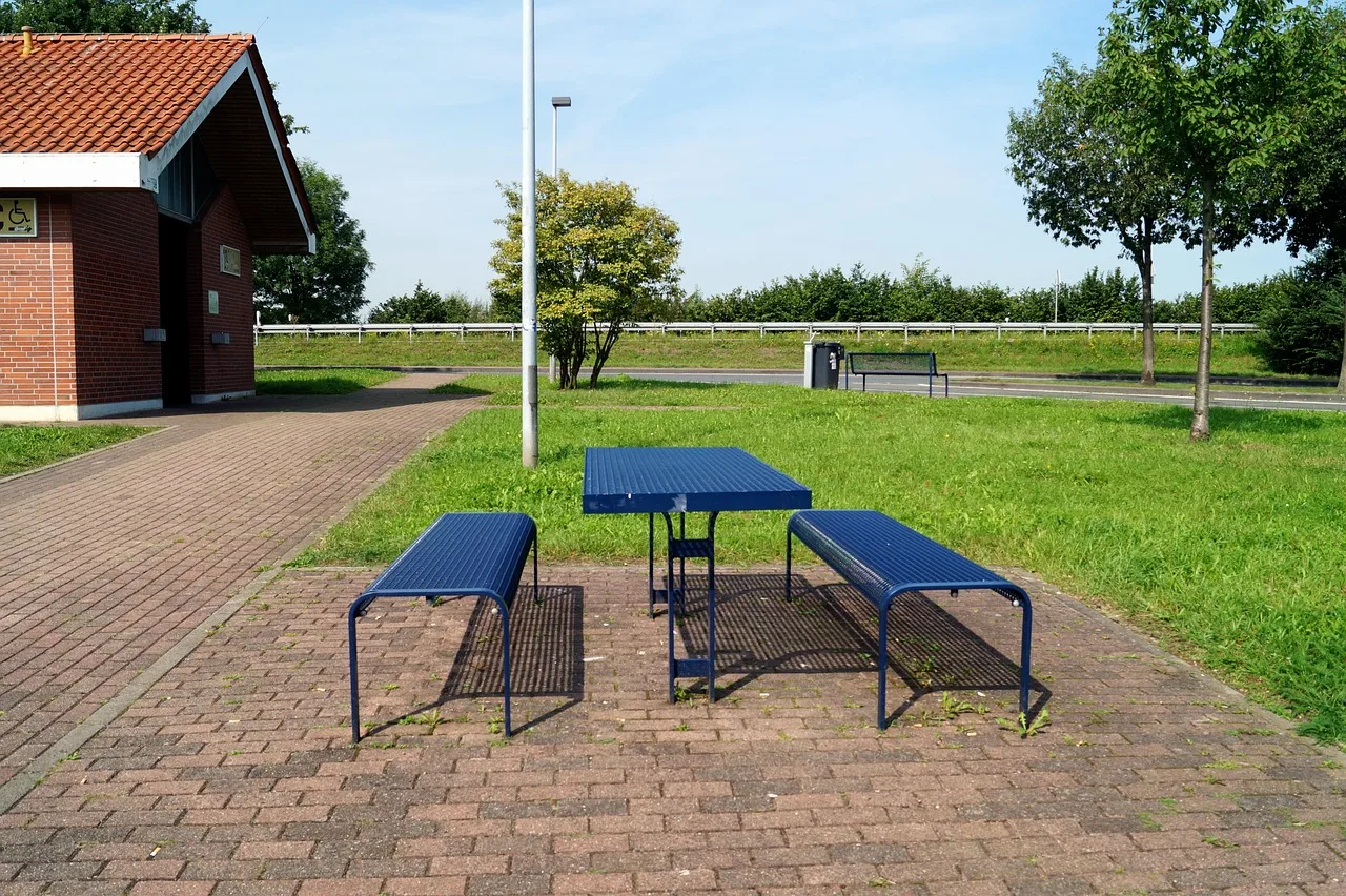 resting place, rest stop, bank, table, motorway service station, break, pause, seat, to sit, toilet, rest stop, rest stop, rest stop, rest stop, rest stop. USA travel with access needs: spacing stops on a highway itinerary